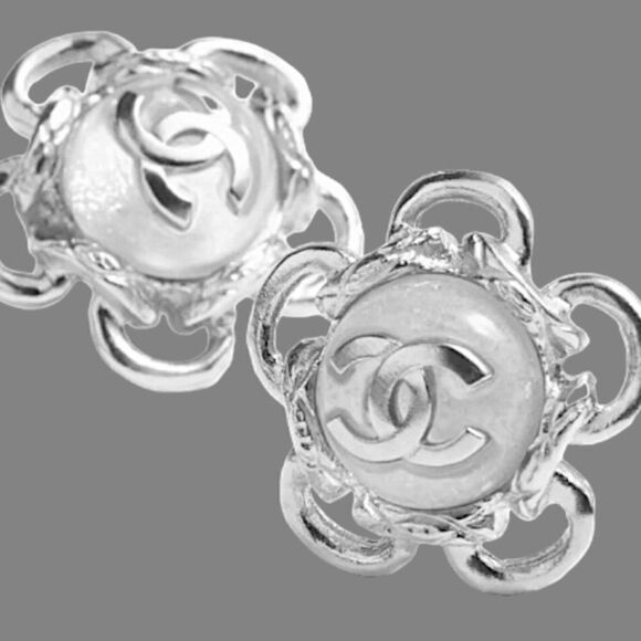 CHANEL STUD EARRINGS METAL AND GLASS PEARLSāSILVER AND PEARLY WHITE - Picture 6 of 9